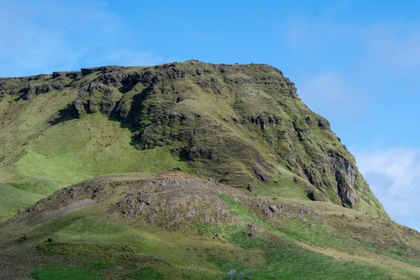 Bewolkt Landschap Van Grazige Kliffen Vik — Stockfoto