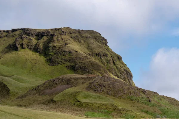 ヴィック アイスランドの草の崖の曇りの風景 — ストック写真