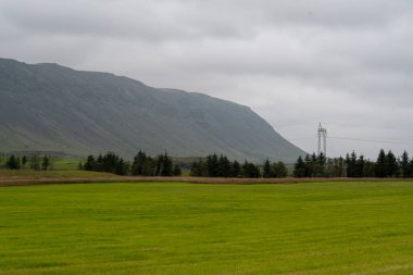 Selfoss 'ta bulutlu bir günde dağların manzarası