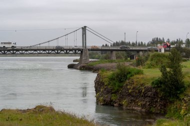 Selfoss İzlanda 'da bulutlu bir günde Olfusa nehri ve köprüsü manzarası
