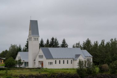 Selfoss Kilisesi 'nin bulutlu manzarası Selfoss İzlanda' da bulutlu bir günde