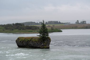 Olfusa Nehri 'nin bulutlu manzarası Selfoss İzlanda' da bulutlu bir günde