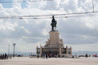 Lizbon 'daki Praca do Comercio' da at heykelinin manzarası