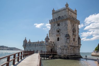 Lizbon 'da güneşli bir yaz gününde Torre Belem Kulesi' nin manzarası