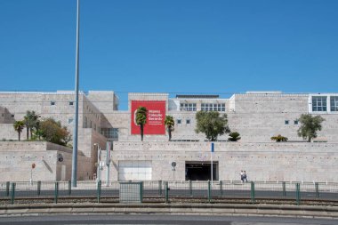 Lizbon 'da güneşli bir günde Lizbon Çağdaş Sanat Müzesi manzarası