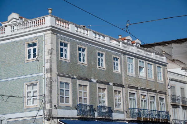 リスボンの晴れた夏の日に伝統的なAzulejoタイルで覆われた建物の風景 — ストック写真