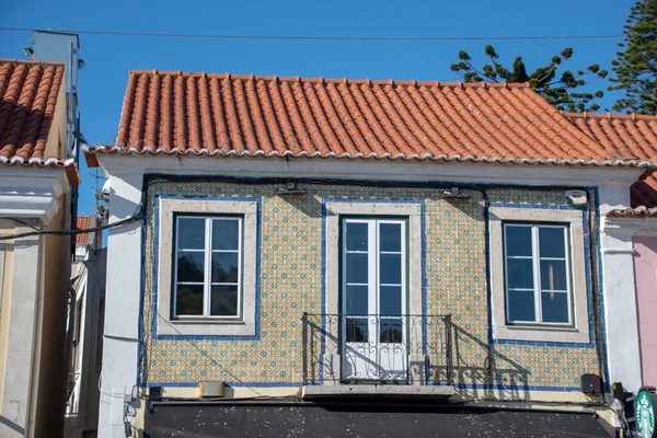 Lizbon Güneşli Bir Yaz Gününde Geleneksel Azulejo Fayanslarıyla Kaplı Bina — Stok fotoğraf