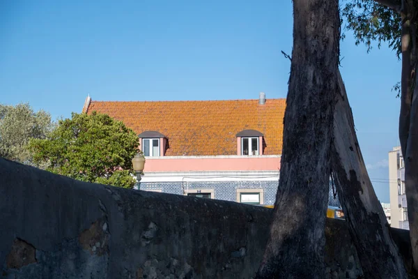 Gebäudelandschaft Mit Traditionellen Azulejo Fliesen Einem Sonnigen Sommertag Lissabon — Stockfoto