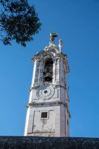 Lizbon 'daki Igreja de Santa Maria Belem Kilisesi' ndeki saat kulesinin manzarası.