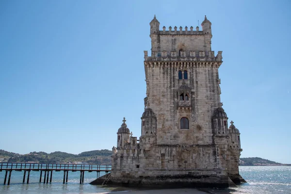 Lizbon 'da güneşli bir yaz gününde Torre Belem Kulesi' nin manzarası
