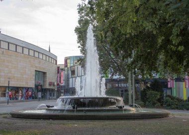Kaiserslautern Rhineland Palatinate şehir merkezindeki su fıskiyesinin manzarası