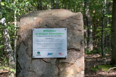 Kaiserslautern 'deki Wildpark giriş tabelasının manzarası