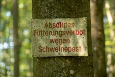 Hayvanları besleme tabelasını Kaiserslautern 'deki Wildpark' a götür.