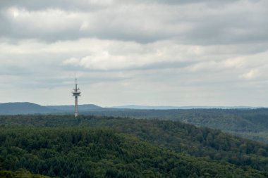 Kaiserslautern 'deki Humberg dönem kulesinden Palatinate ormanının manzarası