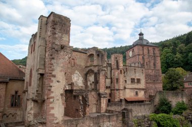 Baden Wurttemburg 'da bir yaz gününde Heidelberg kalesinin manzarası
