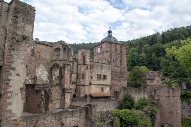 Baden Wurttemburg 'da bir yaz gününde Heidelberg kalesinin manzarası