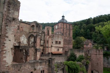 Baden Wurttemburg 'da bir yaz gününde Heidelberg kalesinin manzarası