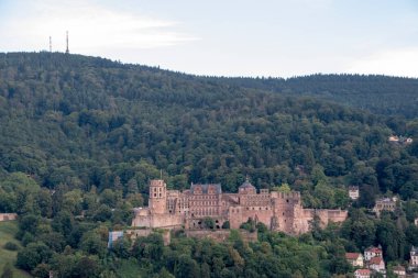 Günbatımında Heidelberg kalesinin manzarası Baden Wurttemburg