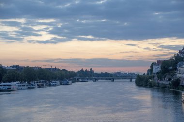 Neckar nehri ve Heidelberg şehrinin manzarası gün batımında Baden Wurttemburg