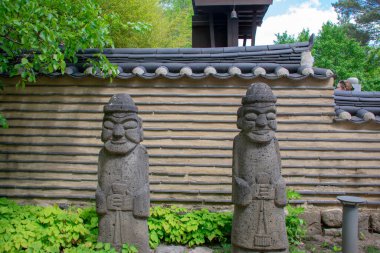 Garten der Welt Marzahn Berlin 'deki Kore bahçesindeki heykel manzarası