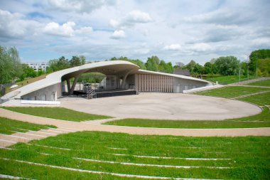 Garten der Welt Marzahn Berlin 'deki amfitiyatro manzarası