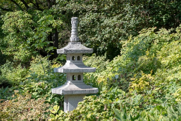 Luisenpark 'taki taş heykel manzarası Mannheim Baden Wurttemburg
