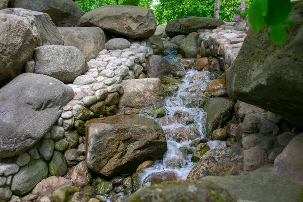 Garten der Welt Marzahn Berlin 'deki Kore bahçesinde şelale manzarası