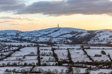 Tegg 'in Burun Parkı, Macclesfield, Cheshire, İngiltere' de kış kırlarında kar yağışlı..