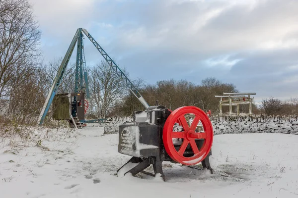 雪の中の歴史的な鉱山機械 Tegg Nose Country Park Macclesfield Cheshire — ストック写真