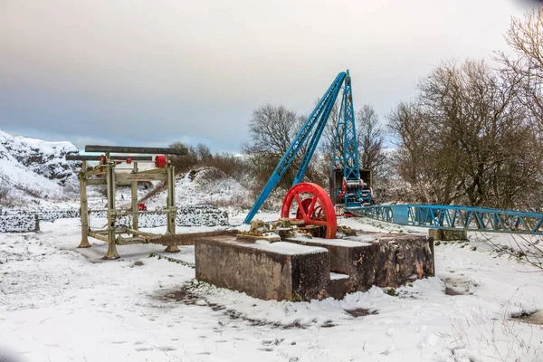 雪の中の歴史的な鉱山機械 Tegg Nose Country Park Macclesfield Cheshire — ストック写真