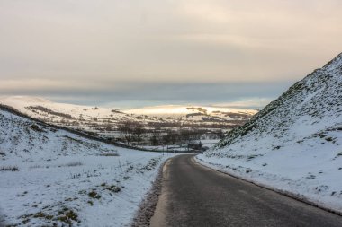 Winnats Geçidi 'nde kış manzarası vardı. Peak District, Derbyshire, İngiltere.