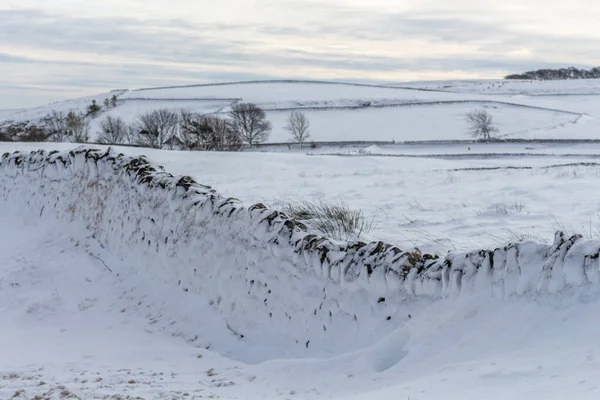 Vista Invernale Sulla Campagna Innevata Con Muro Secco Peak District — Foto Stock