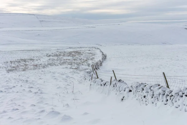 Zimowy Widok Pokrytą Śniegiem Wieś Suchą Kamienną Ścianą Peak District — Zdjęcie stockowe