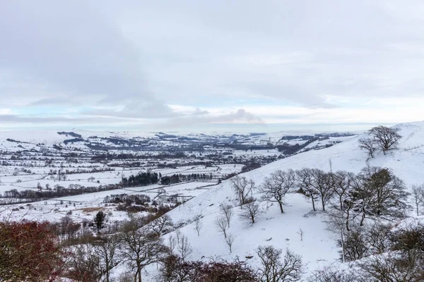 겨울에 내려다 보이는 시골을 뒤덮고 더비셔의 디스트릭트 — 스톡 사진