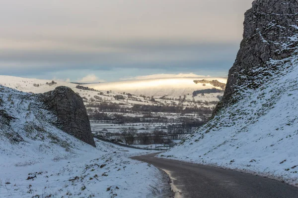 Zimní Pohled Zasněžené Winnats Pass Peak District Debyshire — Stock fotografie