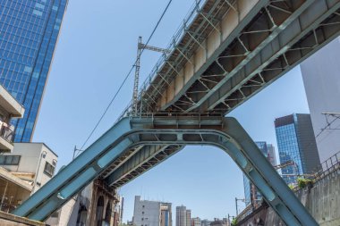 Tokyo Metro Marunouchi Hattı 'nı taşıyan köprü Kanda Nehri üzerinde (kandagawa). Tokyo, Japonya.