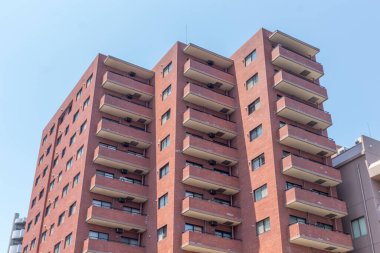 Sumida Nehri, Tokyo 'daki bir tekneden görülen modern yüksek katlı apartmanlar..