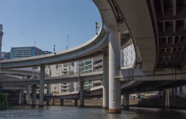 Sumida nehrinden, Tokyo 'dan Japonya' ya kadar uzanan yüksek otoban ve binalar..
