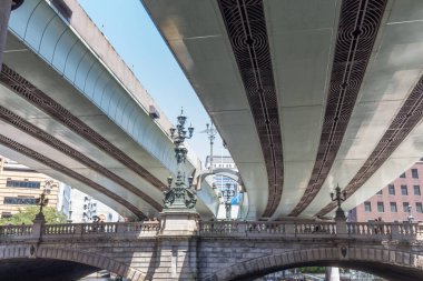 Sumida nehrinden, Tokyo 'dan Japonya' ya kadar uzanan yüksek otoban ve binalar..