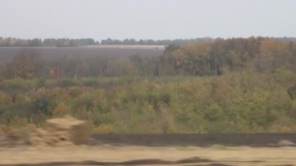 Herbstliche Landschaft entlang der Autobahn — Stockvideo