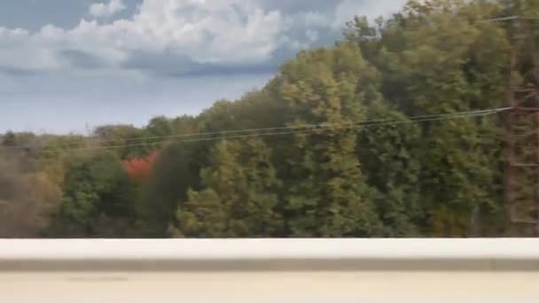 Cenário de outono ao longo da rodovia — Vídeo de Stock