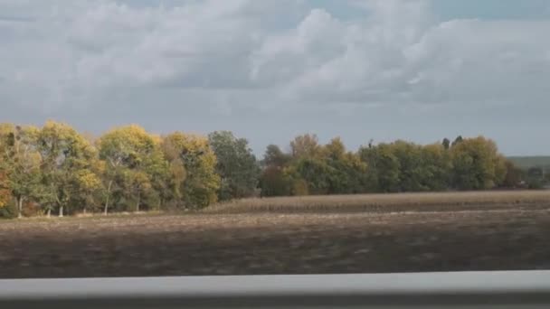 Herfst landschap langs de snelweg — Stockvideo