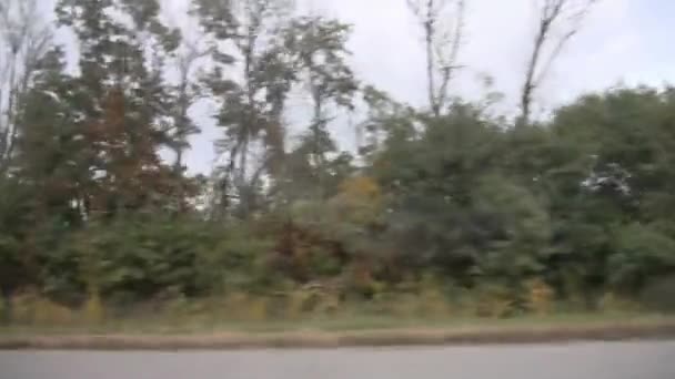 Herfst landschap langs de snelweg — Stockvideo