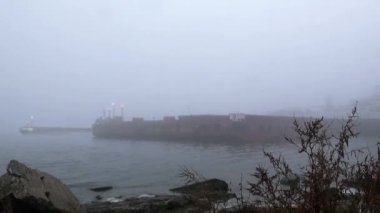 Denizaltı yelkenleri sahile sisin içinde geçmiş