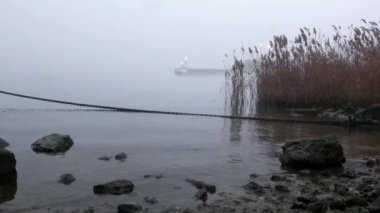 Denizaltı yelkenleri sahile sisin içinde geçmiş