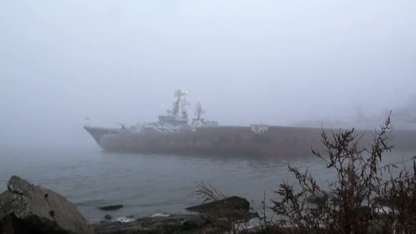 Örlogsfartyg kommer upp ur dimman — Stockvideo