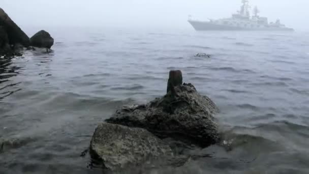 Navio de guerra sai do nevoeiro — Vídeo de Stock