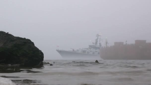 Военный корабль вылетает из тумана — стоковое видео