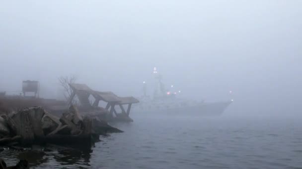 Πολεμικό πλοίο έρχεται από την ομίχλη — Αρχείο Βίντεο