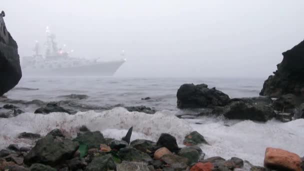Oorlogsschip komt uit de mist — Stockvideo
